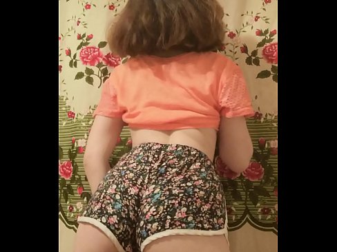 ❤️ מותק צעיר סקסי פושט את המכנסיים הקצרים במצלמה ❤️ סקס אצלנו