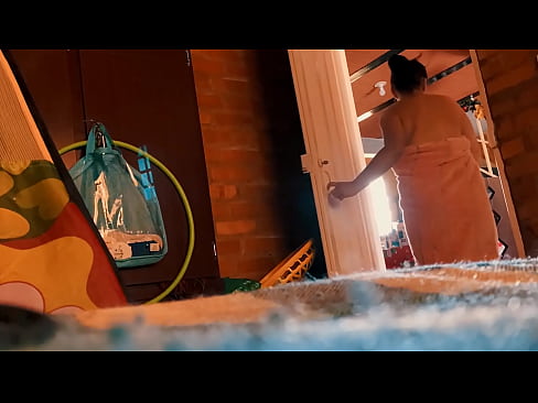 ❤️ דודי הולך אחרי למקלחת, הוא מזיין אותי בזמן שאני מתקלח. ❤️  סקס אצלנו